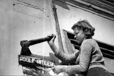 Демонтаж табличек на улице имени Гитлера, Николаев, март 1944 года. Жду комментариев в стиле "Зачем, это же история!"