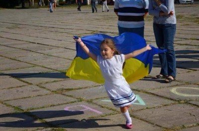 Девочка с украинским флагом - 340m9vur04089r.jpg (41.13 Кіб) Переглянуто 7066 разів Девочка с украинским флагом