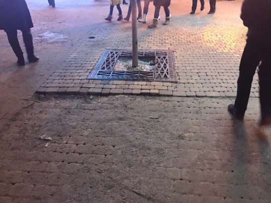 Равшан и Джамшут нервно курят в сторонке
