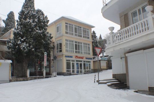 Все дороги занесены снегом и никто ничего не расчищает