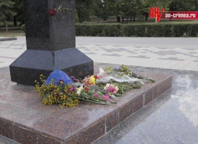 Даже цветы положили