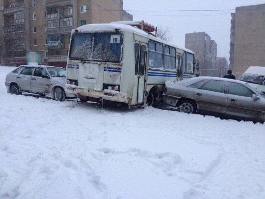 Еще один ПАЗ зажат, как в тисках