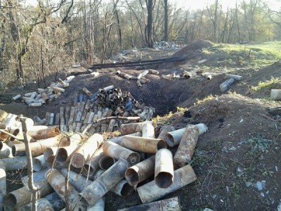 Множество гильз в ямах