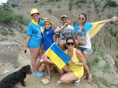 Молодежь собралась в горах Крыма с флагом Украины