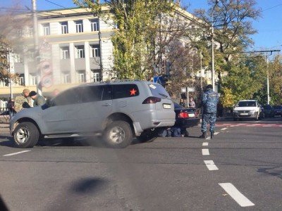 На переднем плане - машина ополченцев, джип, по всей видимости, отжатый у кого-то из местных бизнесменов