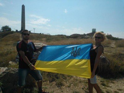 Семья хвастается своим флагом в Крыму