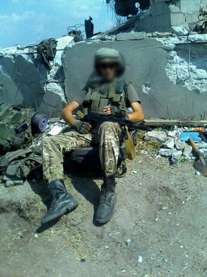 Солдат у руин постамента