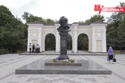 Так выглядит сам памятник Шевченко в Симферополе