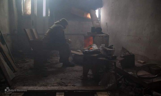 В полуразваленном бараке ютится боец