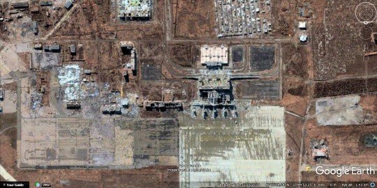 Все разрушено, видны руины всего аэропорта, взлетная полоса - дуршлаг, подъезды перекрыты