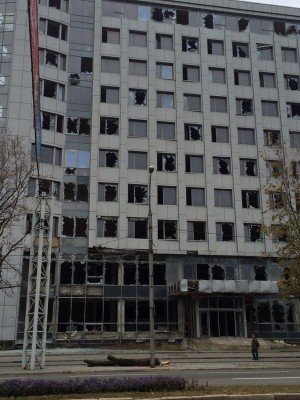 Здание, по-моему, управления связи, стекла выбиты, здание закрыто