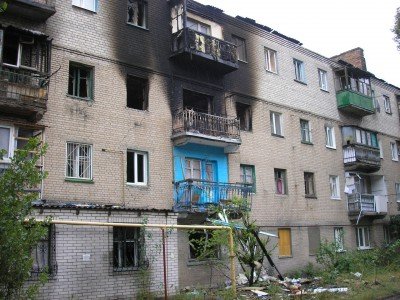 Жилой дом, пострадавший в результате артобстрела города боевиками